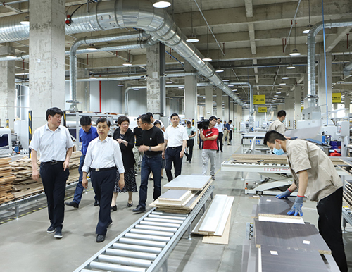  安徽省人大常委會委員、財經(jīng)工委主任張萬方一行蒞臨易高家居調(diào)研指導(dǎo)