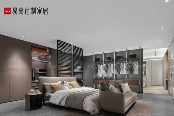  跨行能加盟全屋定制家具嗎？之前沒經(jīng)驗(yàn)?zāi)茏鰡幔? /></div>
<div>&nbsp; &nbsp; &nbsp;其次是相關(guān)內(nèi)容的培訓(xùn)，新手加盟商沒有專業(yè)的設(shè)計(jì)、銷售知識，團(tuán)隊(duì)人員組建時(shí)間不長，如何配合也是個(gè)問題，針對這一問題，全屋定制加盟品牌一般會提供全方位的培訓(xùn)，比如設(shè)計(jì)、安裝、銷售、管理等各個(gè)方面，幫助加盟商順利度過新手期。<img src=