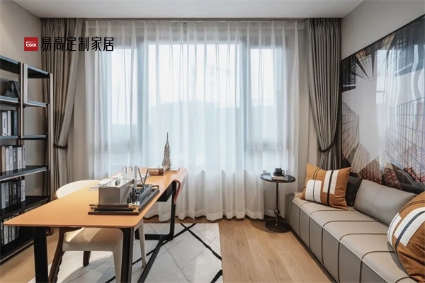 新房通風(fēng)多久可以入?。? /></p>
<p>&nbsp;&nbsp;&nbsp; 家具是污染的重要來源之一，尤其對于板材內(nèi)部的污染，普通的凈化是沒辦法深入其內(nèi)部的，為能更好更快地凈化家具板材內(nèi)部的污染，治理工程師推薦最好是用天然分解媒或百藻噴劑對家具板材進(jìn)行噴涂，它會滲透家具板材內(nèi)部，進(jìn)行深層滲透誘導(dǎo)分解，對加速家具異味和污染的凈化能起到非常不錯(cuò)的作用。</p>
<p>綠植輔助凈化</p>
<p><img src=