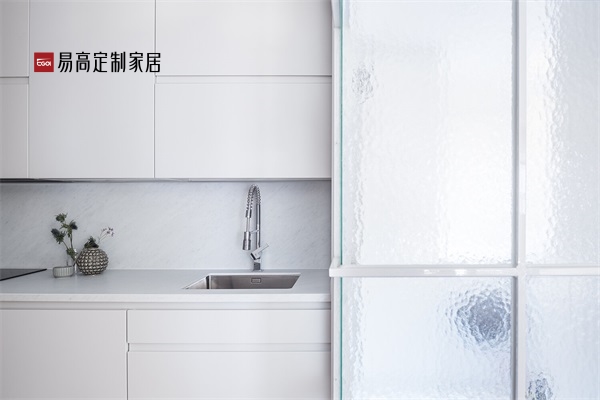 定制櫥柜和成品櫥柜哪個更有優(yōu)勢？